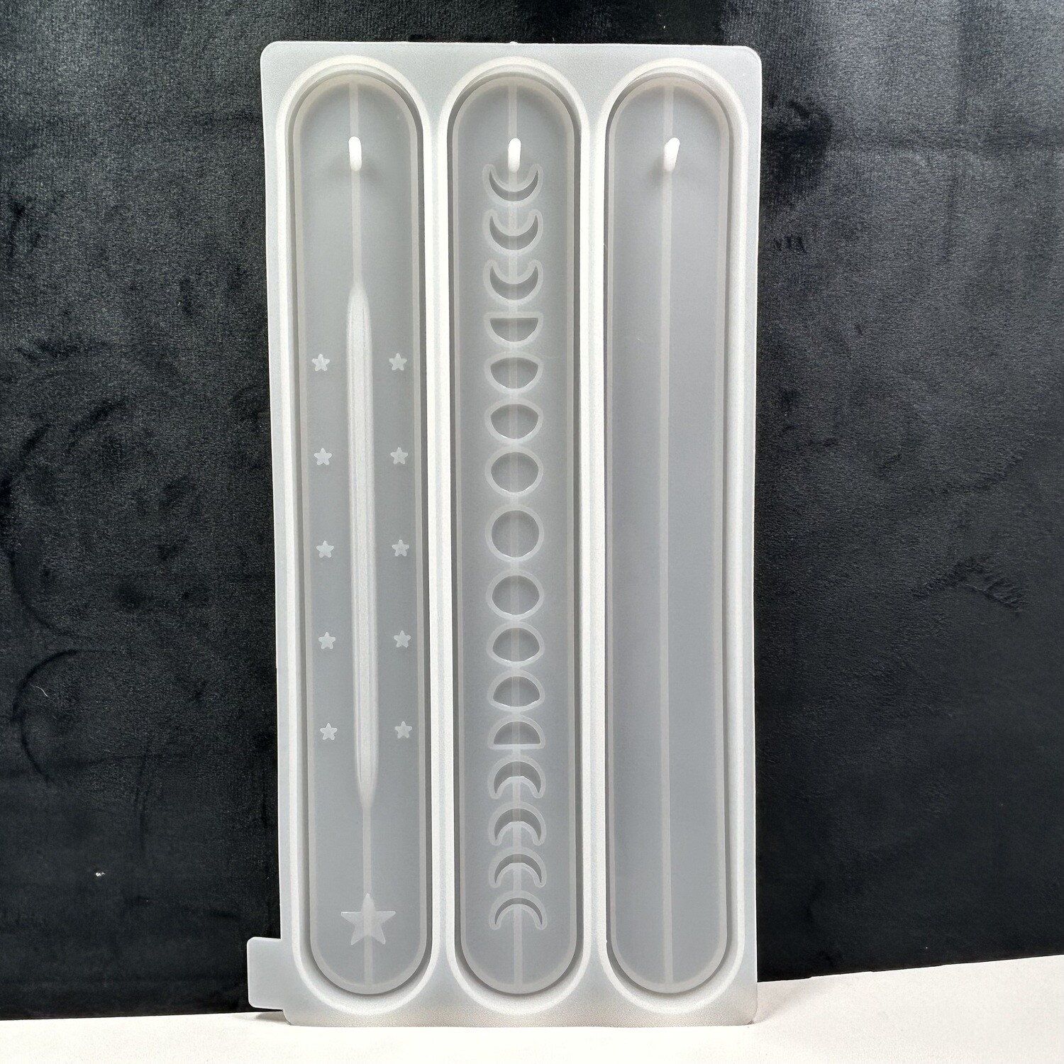 Molde de silicon de 3 bases para incienso con bordes redondos.
