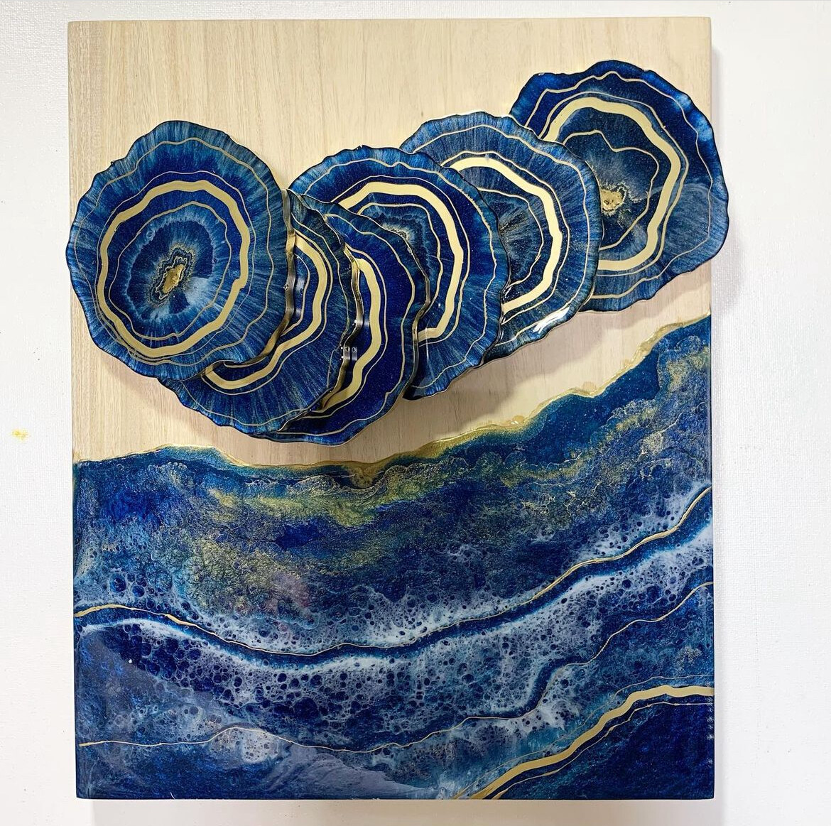 Combos de tablas pintadas con portavasos.