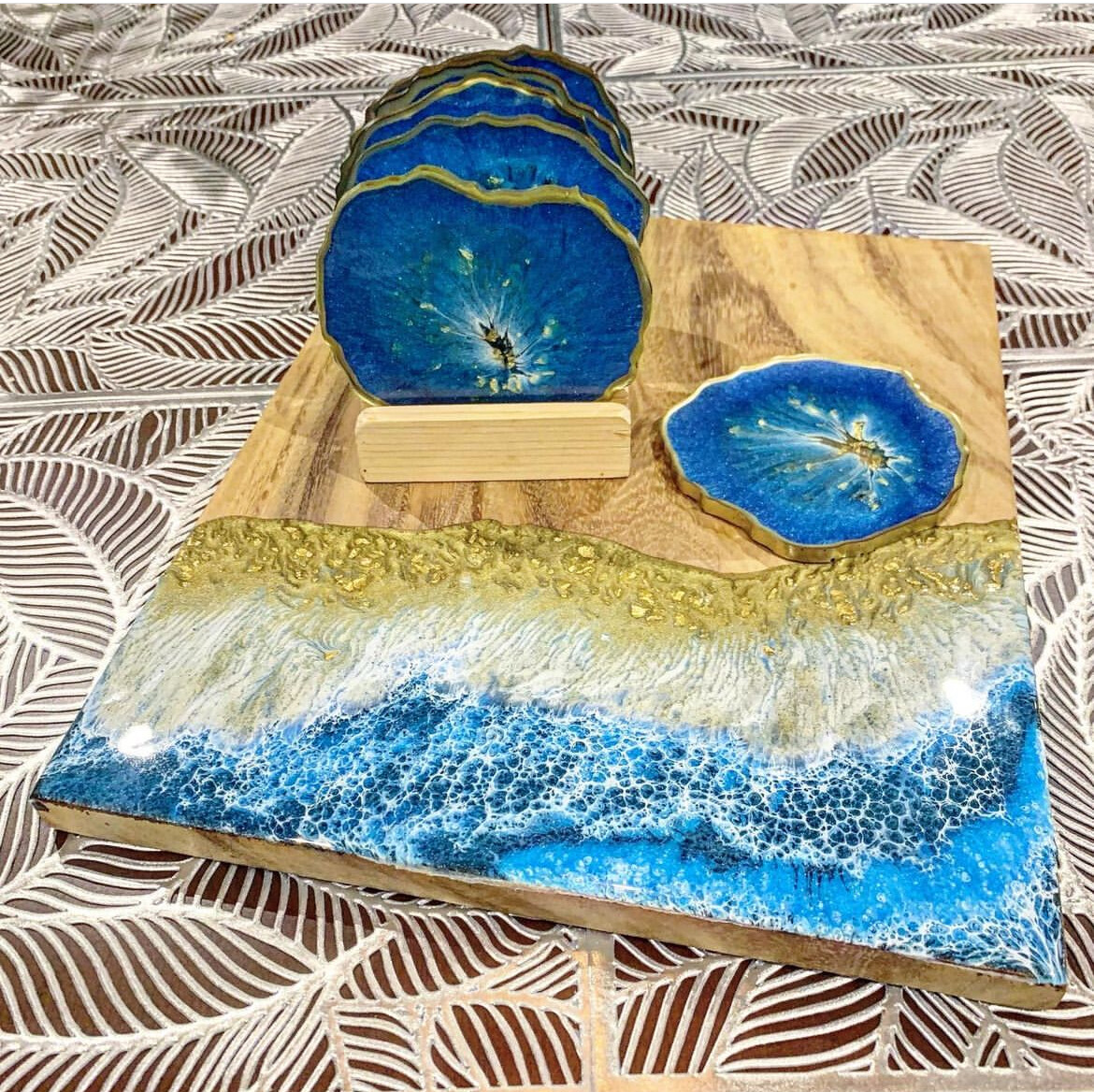 Combos de tablas pintadas con portavasos.