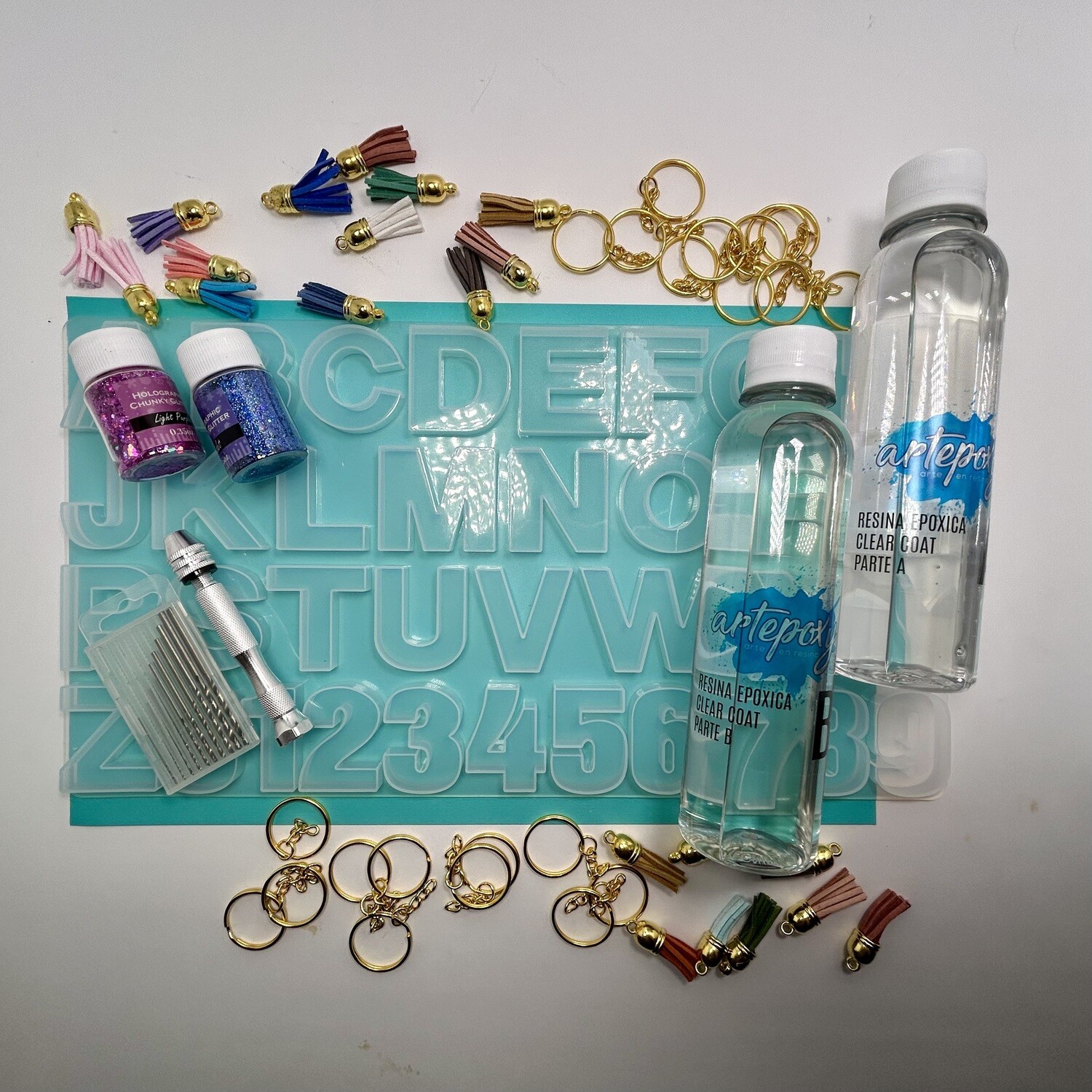 Combo molde de letras 
Resina 500ml.
Set de 20 borlas con cadenitas 
Barreno manual con brocas 
2 brillantinas chunky o 2 polvos de mica