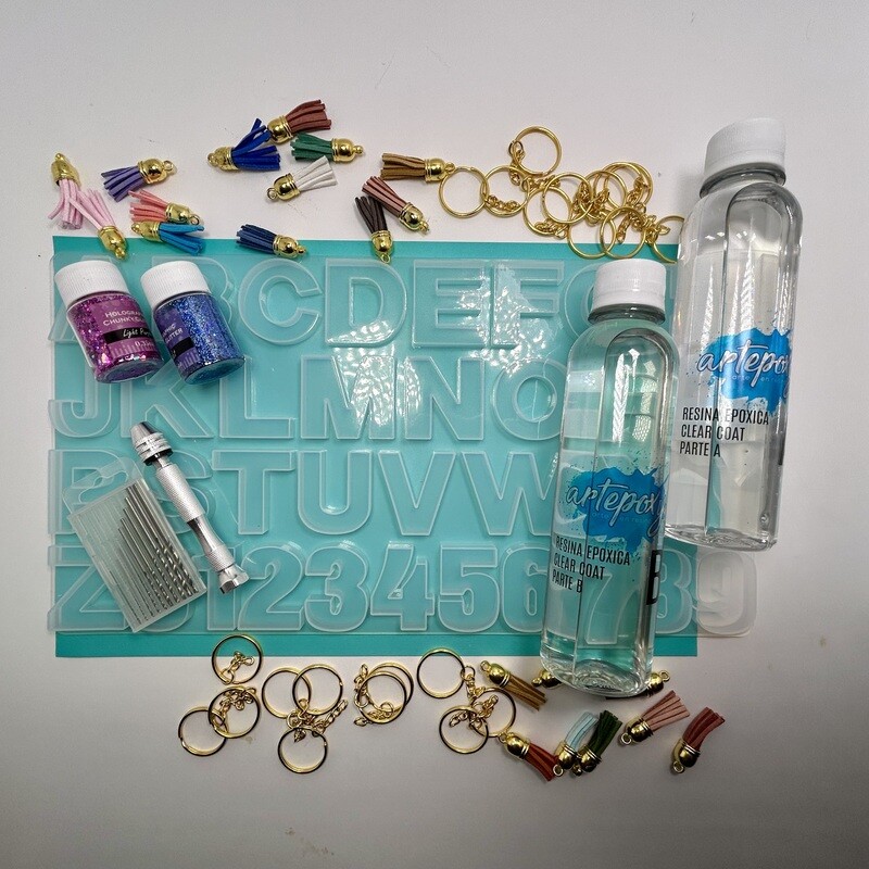 Combo molde de letras 
Resina 500ml.
Set de 20 borlas con cadenitas 
Barreno manual con brocas 
2 brillantinas chunky o 2 polvos de mica