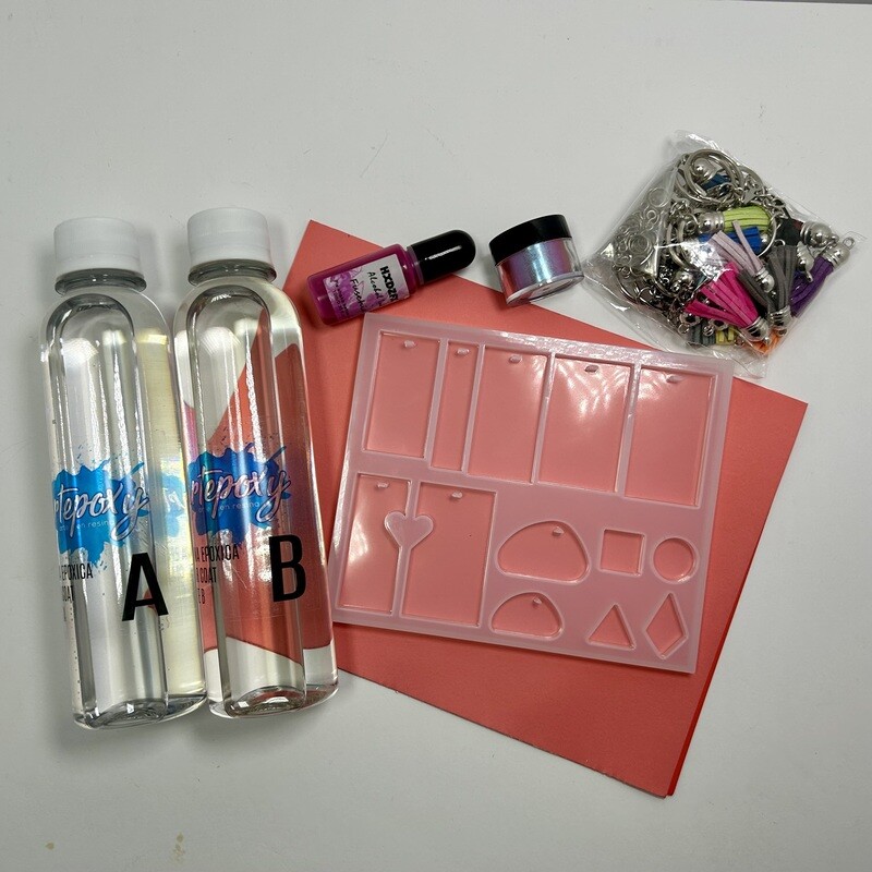 Molde dijes y llaveros 
Resina 500ml.
Set de 20 borlas y cadenitas
1 tinta de alcohol
1 polvo de mica o brillantina  chunky