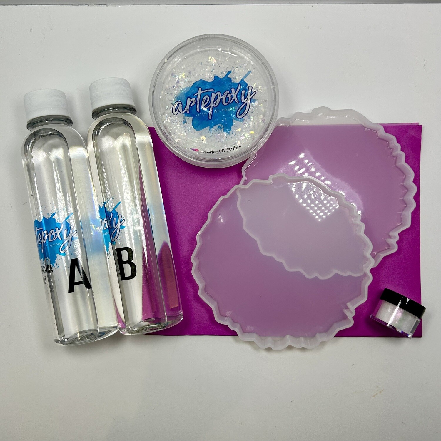 2 moldes de porta vaso de geoda de 12 cm.
Resina epoxica 500ml.
1 polvo de mica o brillantina chunky
1 escarcha tornasol