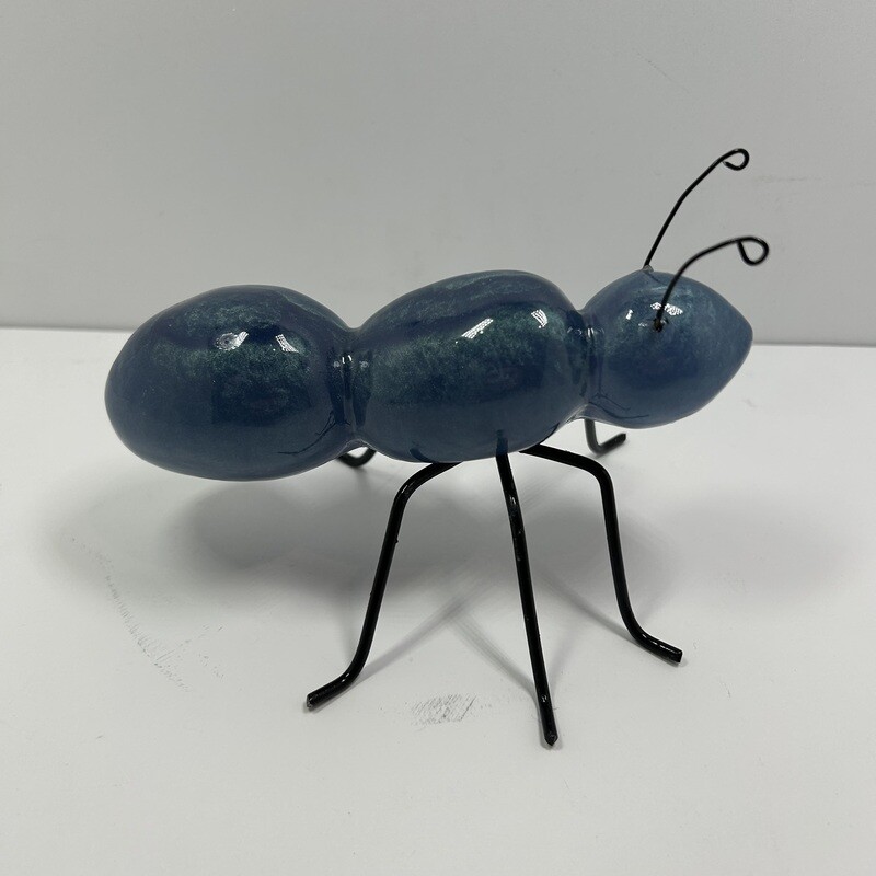 Hormiga decorativa de resina color azul tornasolado