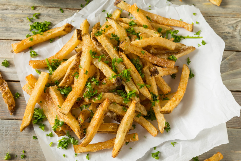 Frites met truffelmayonaise &amp; parmezaanse kaas (V)