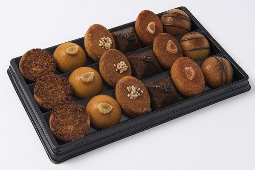 Luxe amandel cakes plateau (18 stuks)