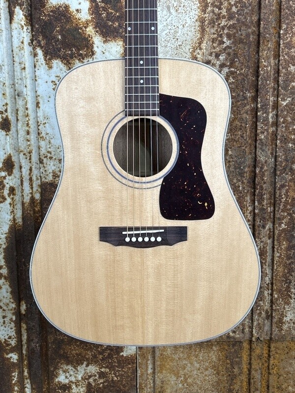 Guild USA D-40 Standard Series Solid Top Dreadnaught Natural