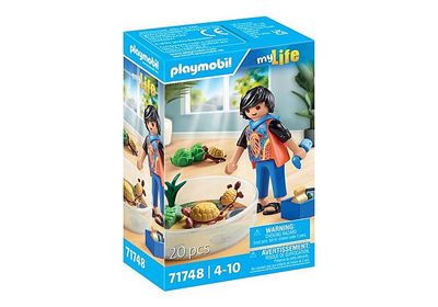 Garçon avec famille de tortues dans un terrarium 71748