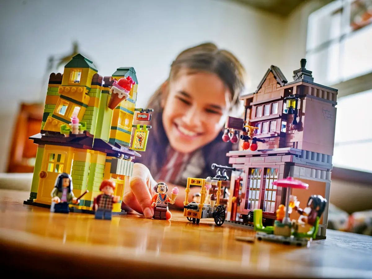 Lego Harry Potter 76452 Le Magasin d’accessoires de Quidditch et Les glaces Florian Fortarôme