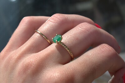 14ky Oval Emerald Twist Band Ring