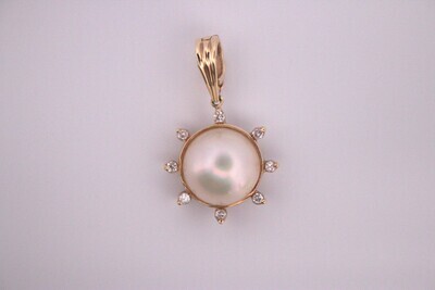 14ky Mabe Pearl & 1/4ctw Diamond Pendant