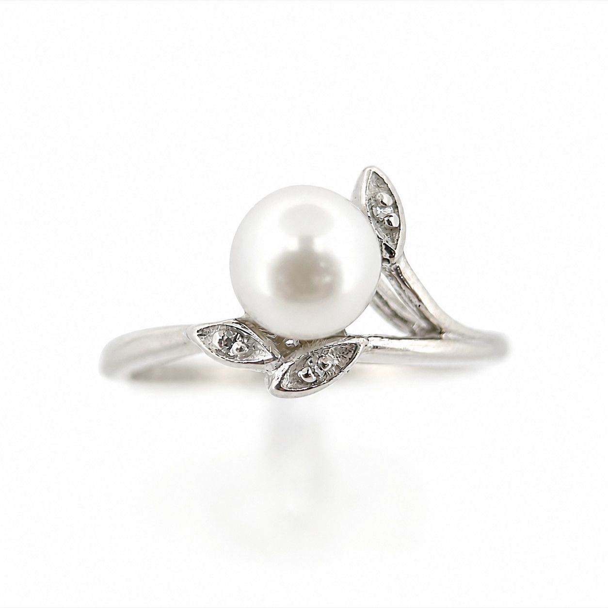 14kw Floral Style Pearl and Dia Accent Ring