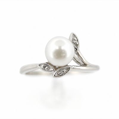 14kw Floral Style Pearl and Dia Accent Ring