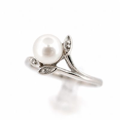 14kw Floral Style Pearl and Dia Accent Ring
