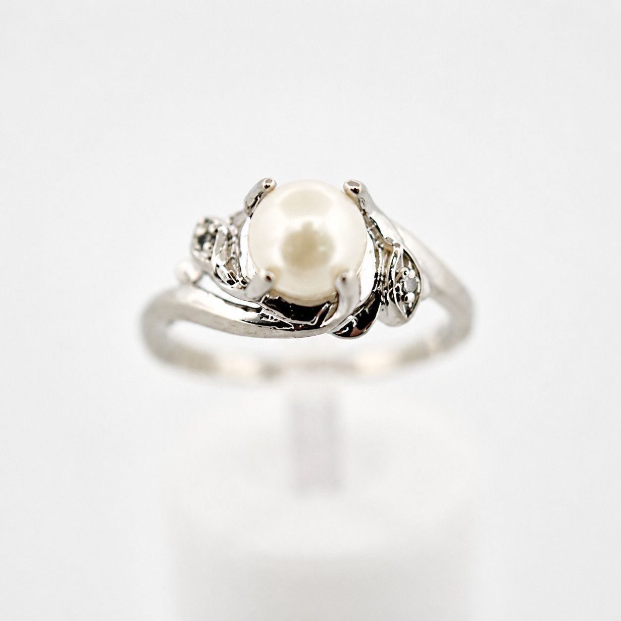 10kw Floral Style Pearl and Diamond Accent Ring 10kw Floral Style Pearl and Diamond Accent Ring