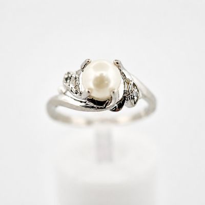 10kw Floral Style Pearl and Diamond Accent Ring
