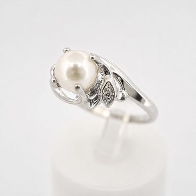 10kw Floral Style Pearl and Diamond Accent Ring