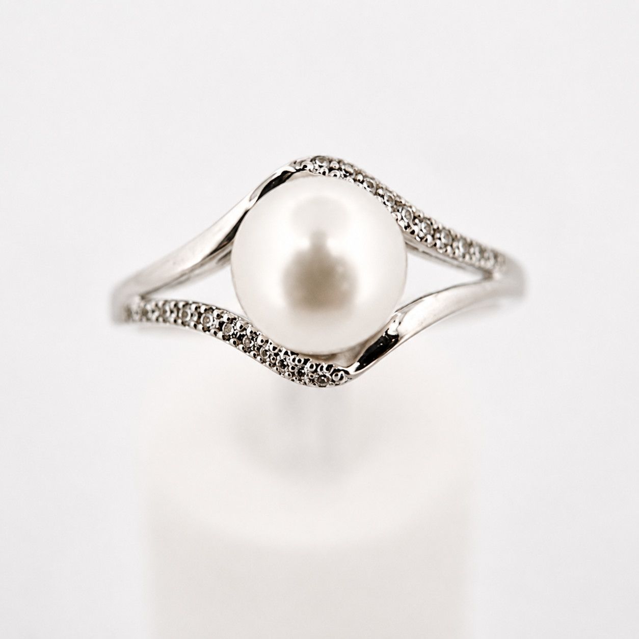 14kw Pearl and 1/10ctw Diamond Split Shank Ring