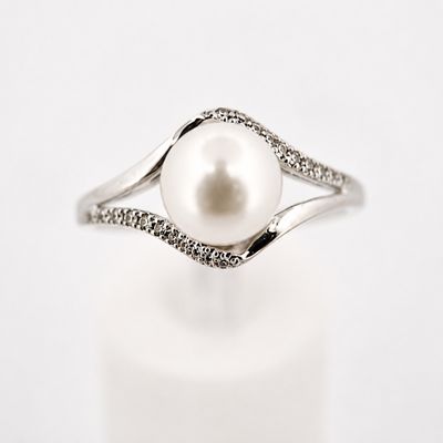 14kw Pearl and 1/10ctw Diamond Split Shank Ring