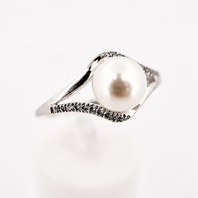 14kw Pearl and 1/10ctw Diamond Split Shank Ring