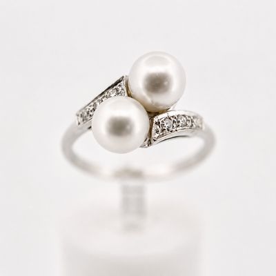 14kw Vintage Two Pearl Bypass 1/8 ctw Single Cut Diamond Ring