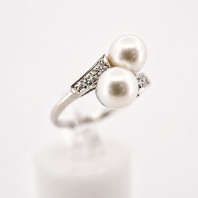 14kw Vintage Two Pearl Bypass 1/8 ctw Single Cut Diamond Ring