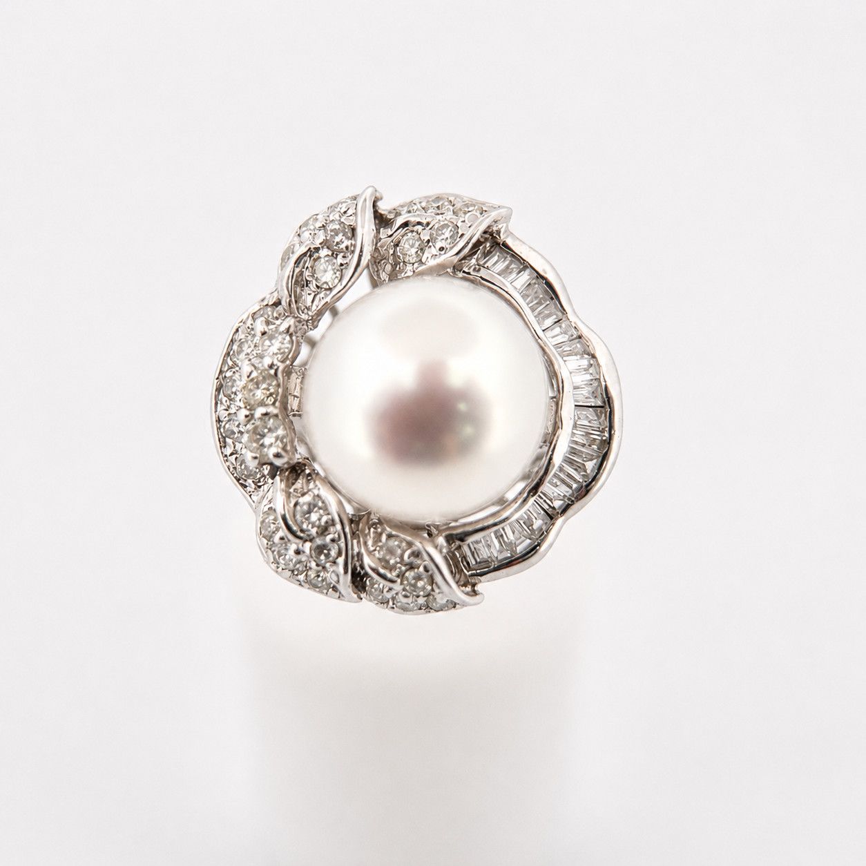 18kw White Pearl with Diamond Leaf Halo 18kw White Pearl with Diamond Leaf Halo