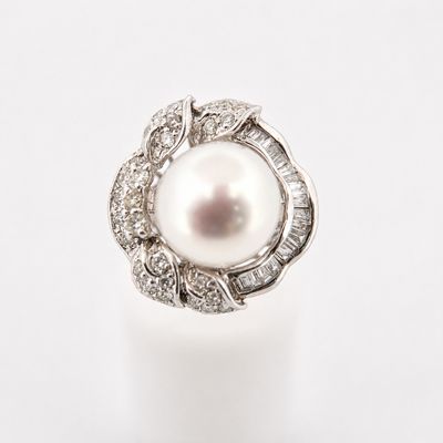 18kw White Pearl with Diamond Leaf Halo