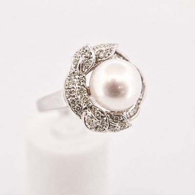 18kw White Pearl with Diamond Leaf Halo