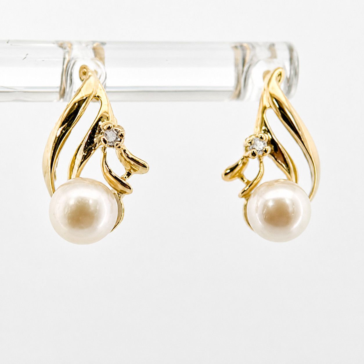 10ky Pearl and Diamond Earrings 1.9gr 10ky Pearl and Diamond Earrings 1.9gr