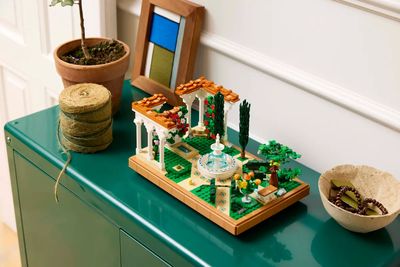 Lego Icons 10359 Le jardin à la fontaine