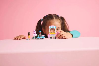 Lego Friends 42643 Le kiosque de barbe à papa et le scooteur
