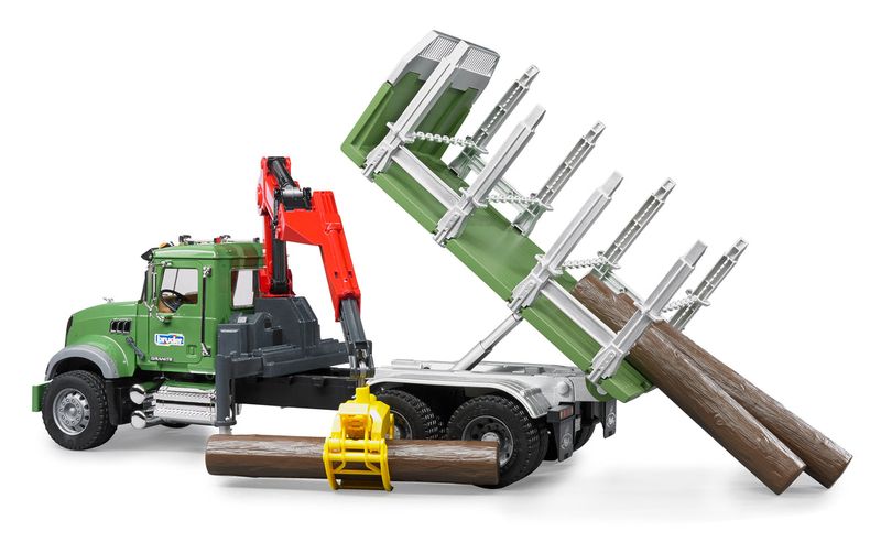 Camion de transport de bois granite mack avec trois troncs d'arbre