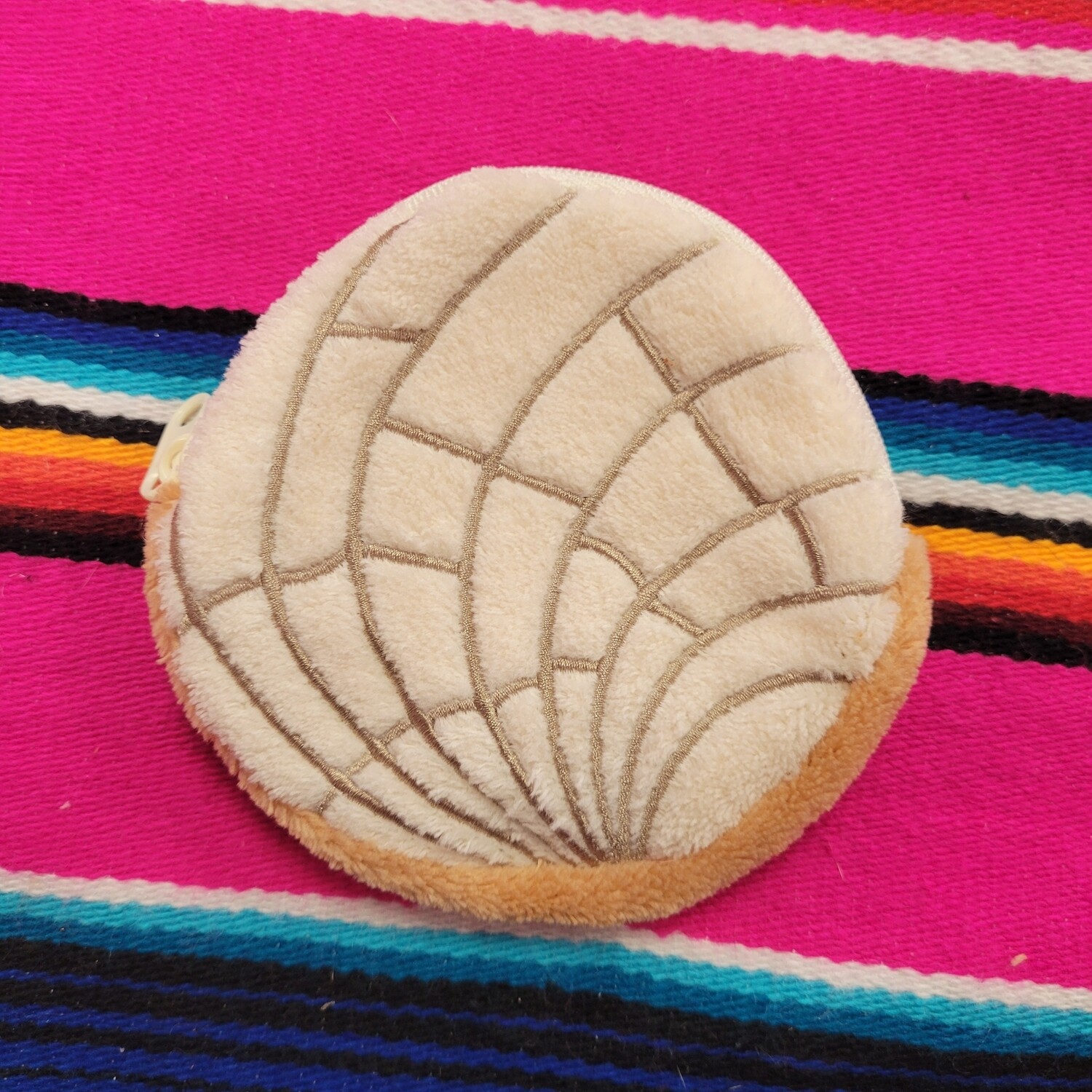 White concha coin purse
