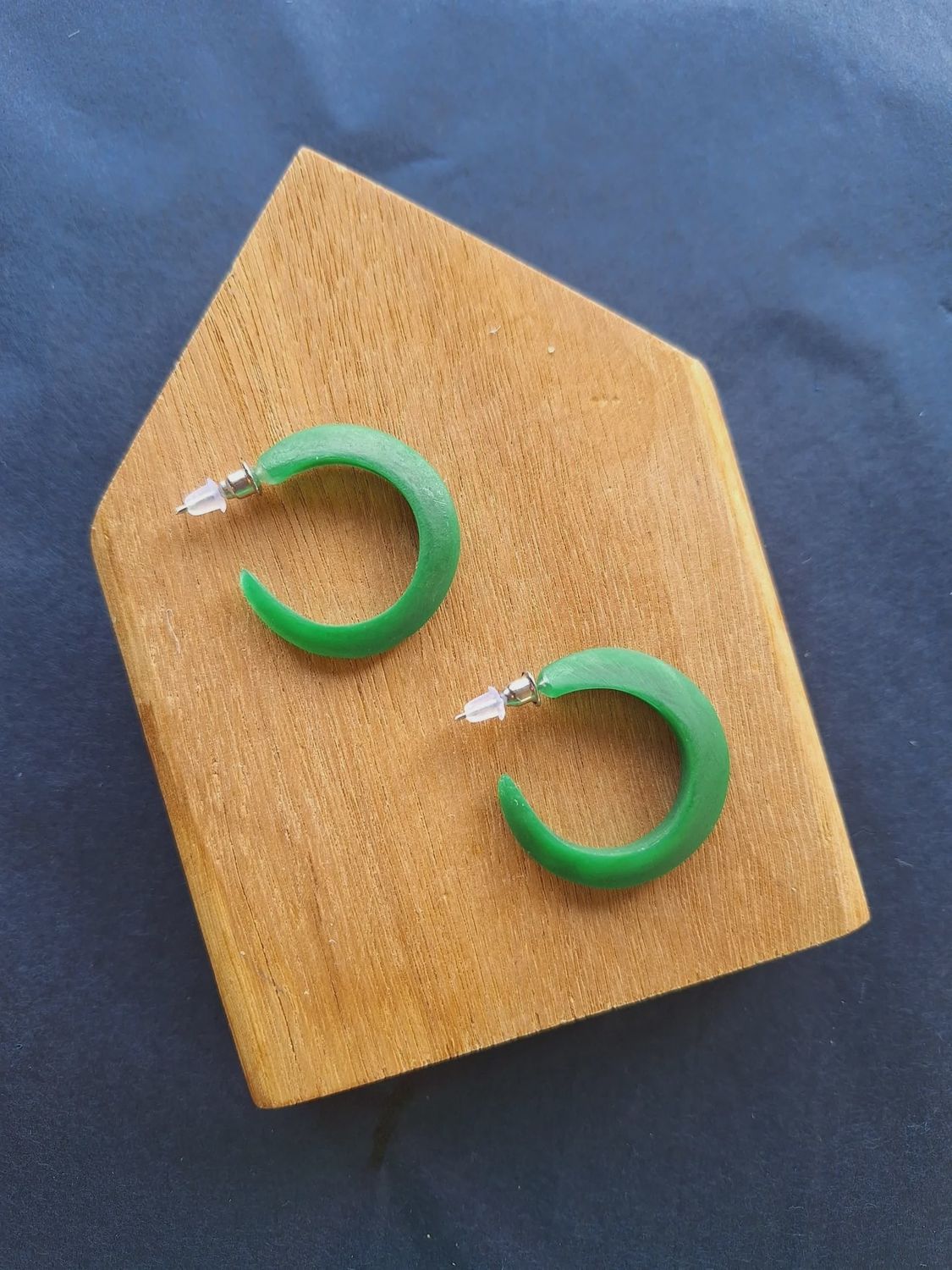 Point Resin Hoop – Emerald Green