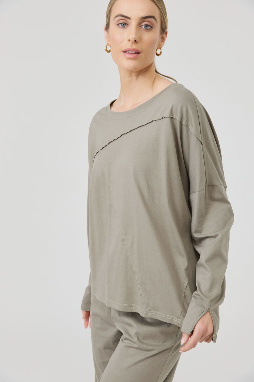 Studio Traveller LS Tshirt OLIVE, size: XS