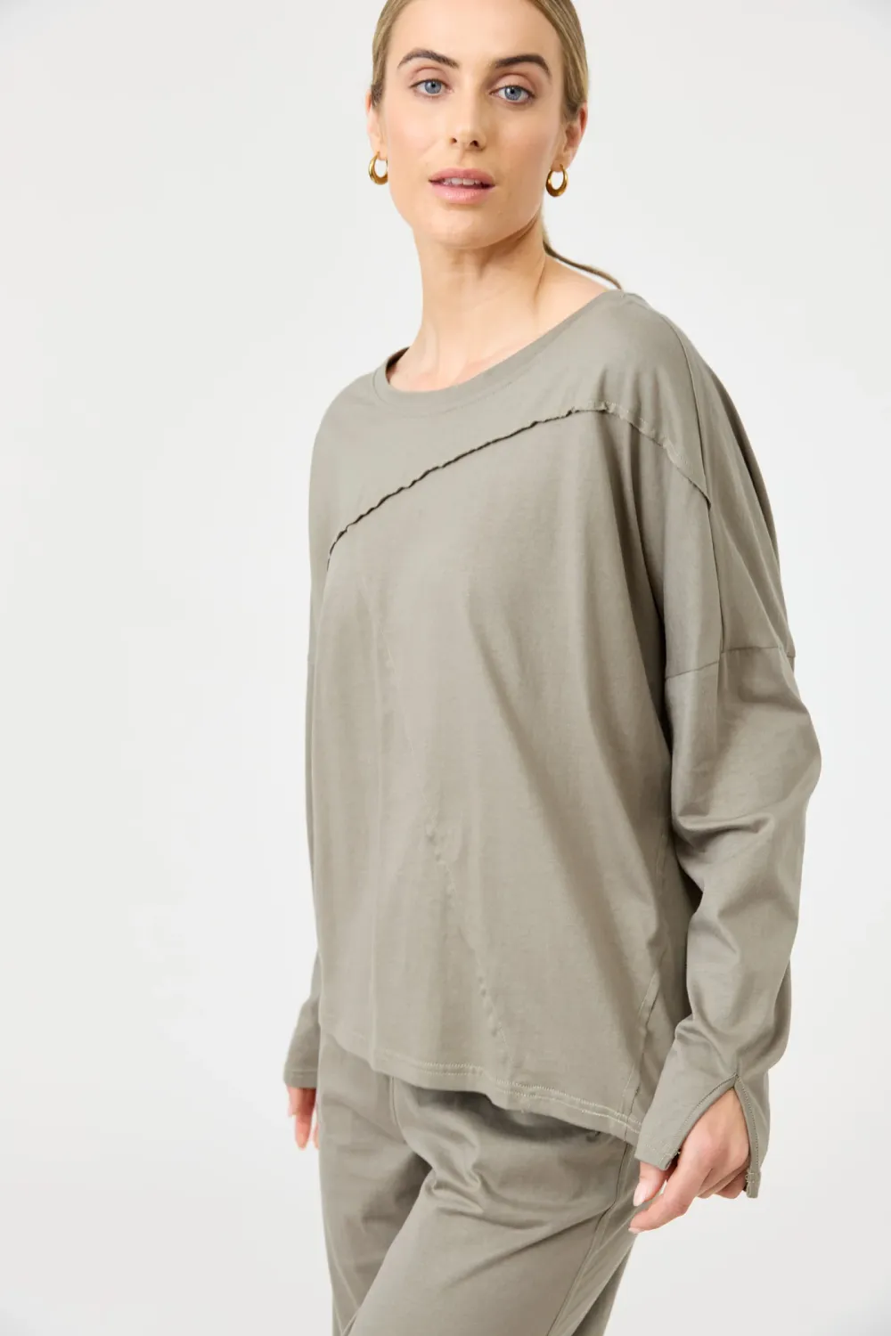 Studio Traveller LS Tshirt OLIVE, size: XS