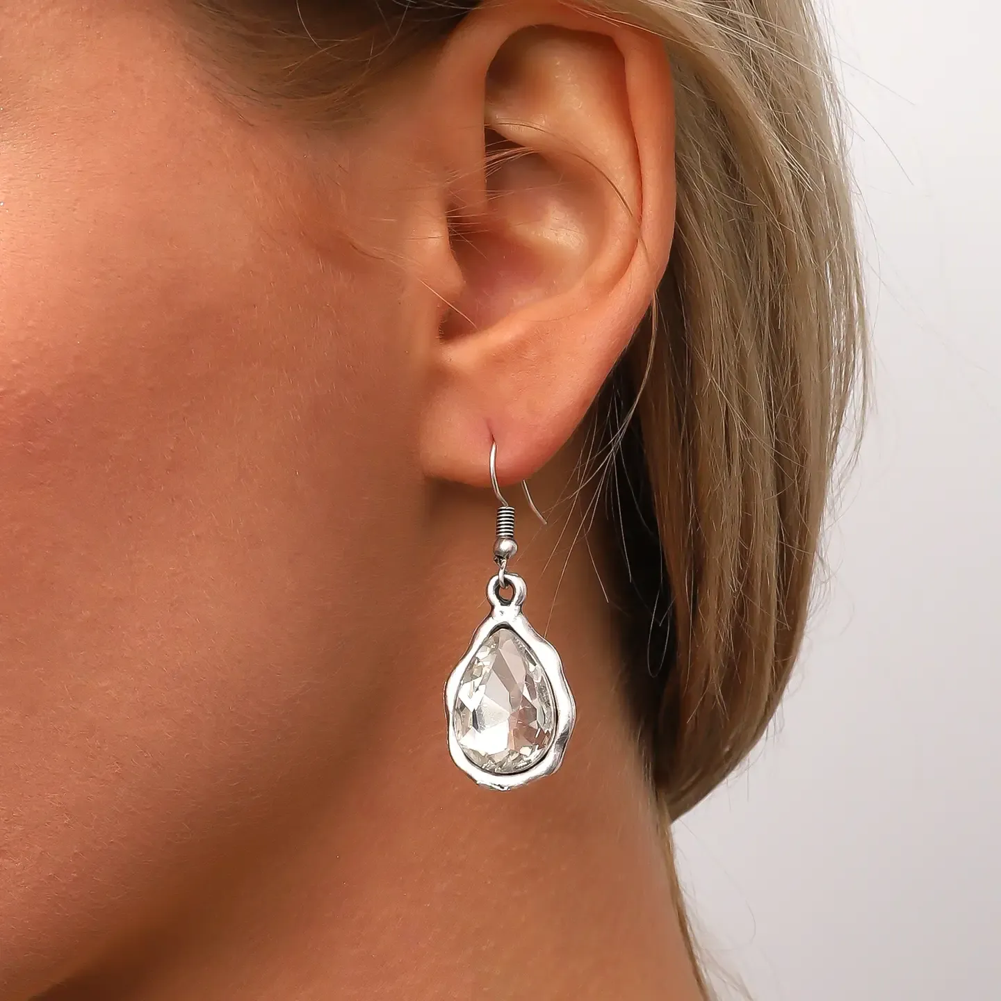 ANTIQUE SILVER PLATED WHIT CYRSTAL STONES EARRINGS