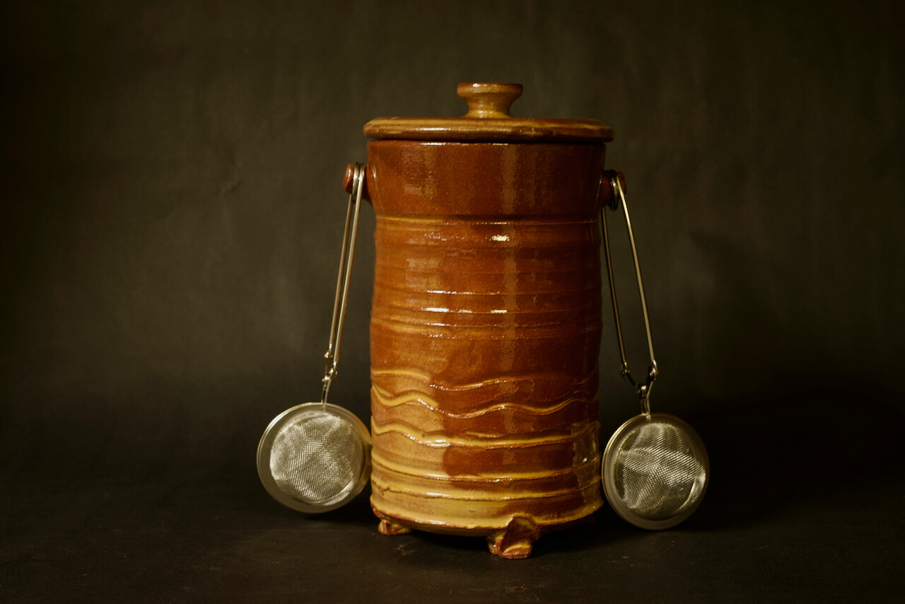 Tea caddy with tea tongs