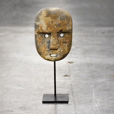 Stenen masker op voet
