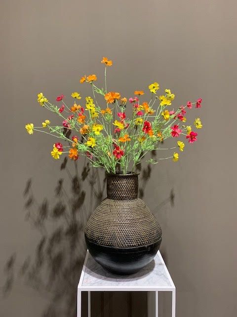 Cosmos Boeket in Kruik Zwart