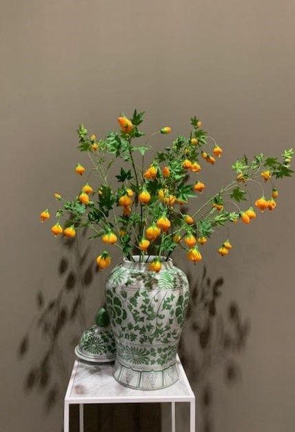Abutilon Boeket in All Green Dynasty Vase