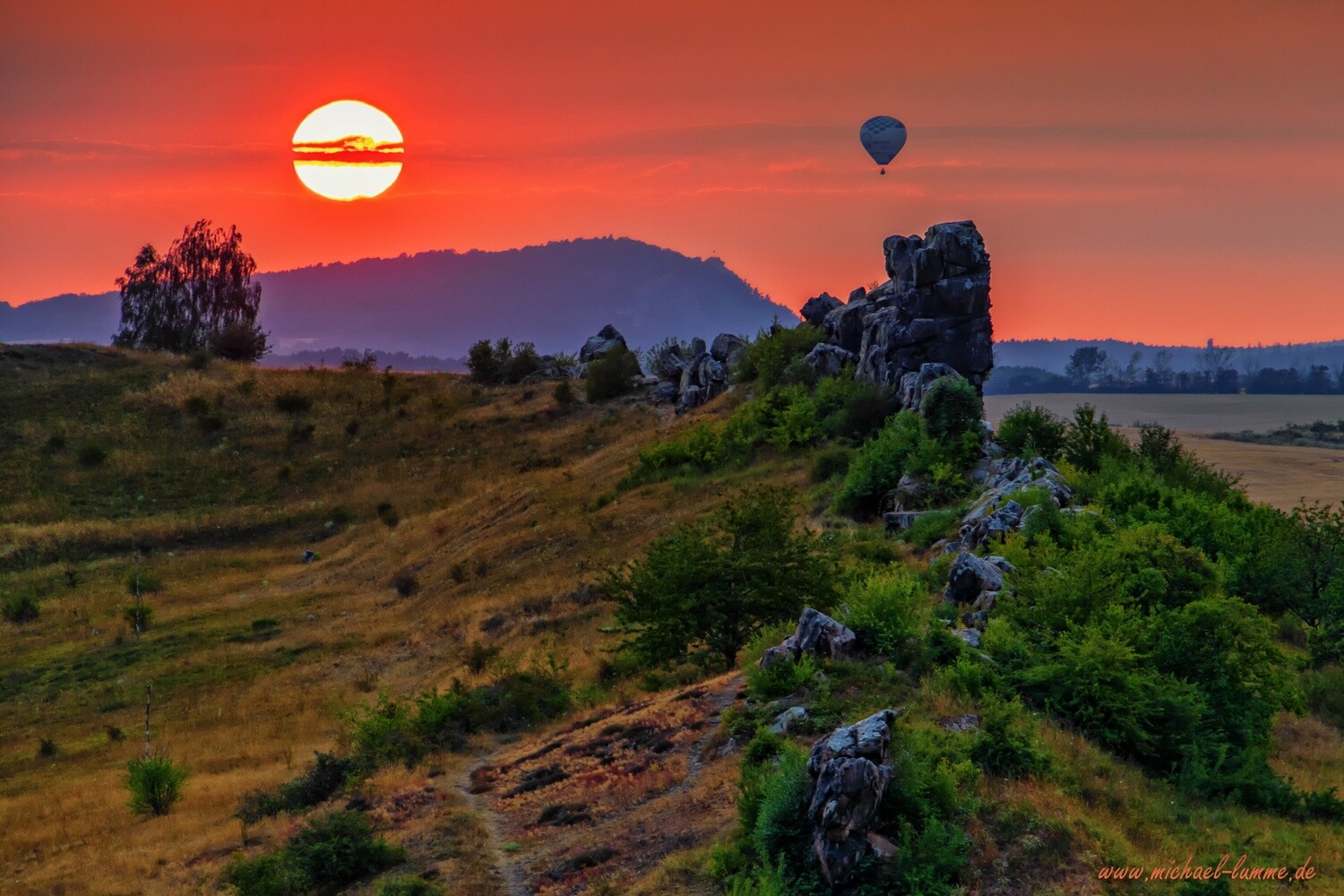 Sonnenuntergang über der Teufelsmauer mit dem Brockenballon