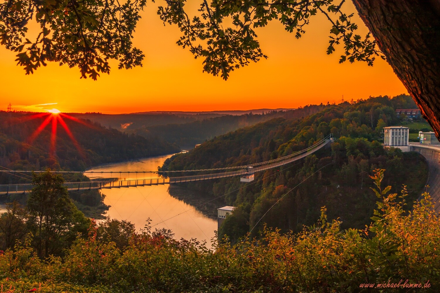 Sonnenaufgang über der Hängebrücke Titan-RT