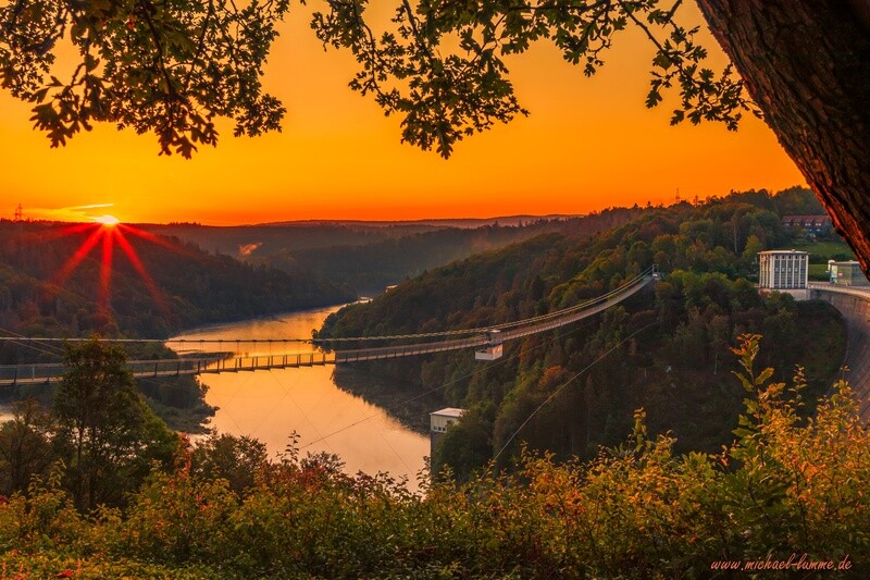Sonnenaufgang über der Hängebrücke Titan-RT