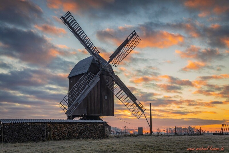 Sonnenaufgang über der Bockwindmühle &quot;Mathilde&quot; in Danstedt