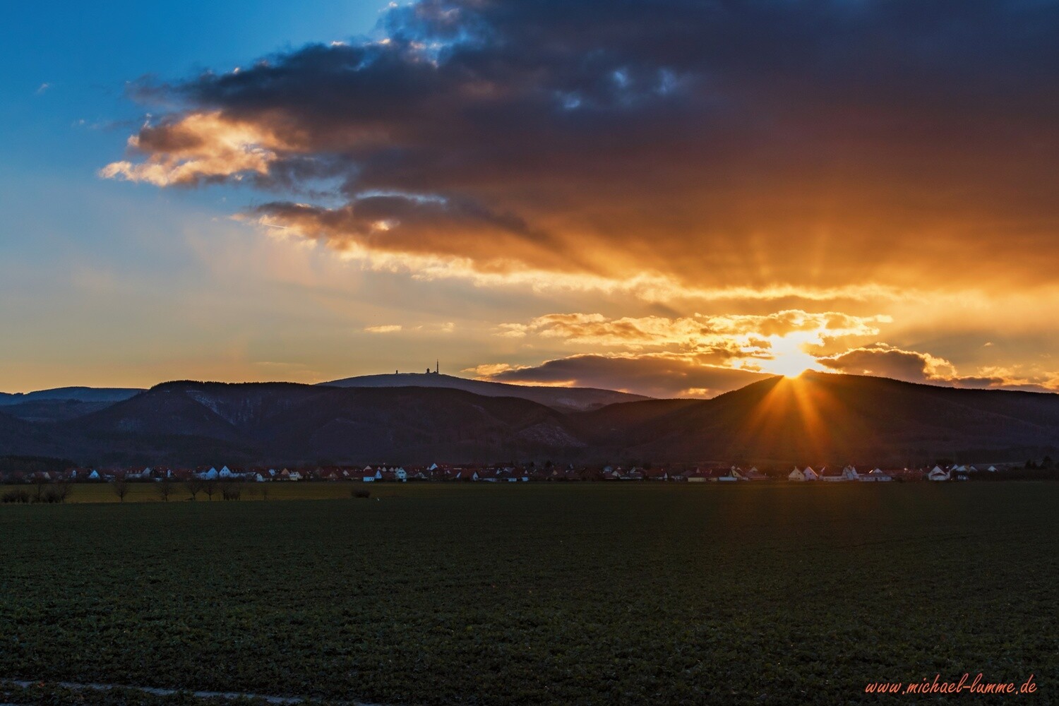 Sonnenuntergang über Darlingerode mit Blick zum Brocken