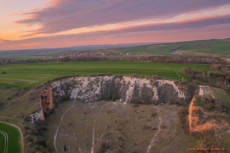 Sonnenuntergang über dem Kalksteinbruch Hoppenstedt