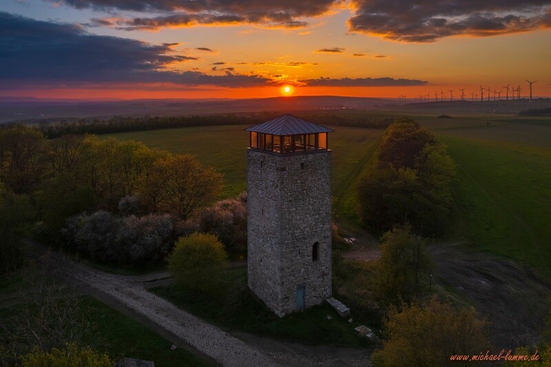 Sonnenuntergang über der Heiketalwarte am Huy