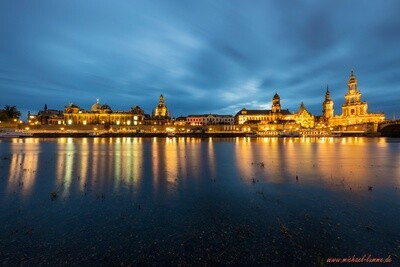 Die Skyline von Dresden in der blauen Stunde